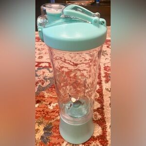 Portable blender,convertible into a travel cup- 600 ml capacity-usb rechargeable